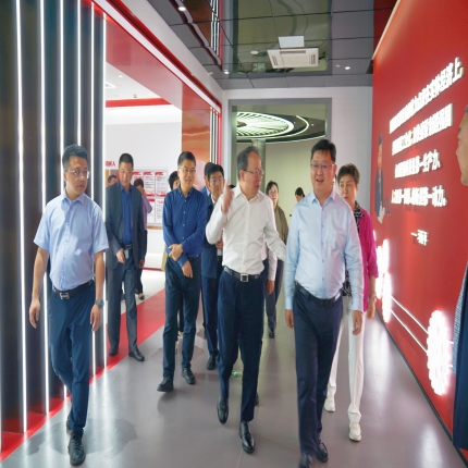 山西省政協(xié)副主席李曉波率“培育壯大智能產(chǎn)業(yè)，加快推動(dòng)智能化發(fā)展”調(diào)研組參觀考察泰隆集團(tuán)