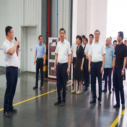 泰州市委常委、統(tǒng)戰(zhàn)部部長(zhǎng)張小兵一行來泰隆調(diào)研